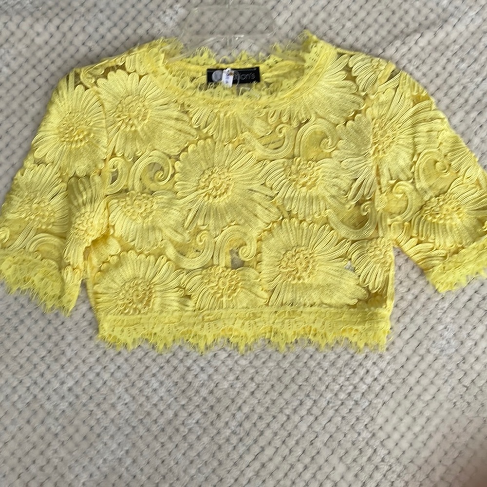 Lu Fashion’s lace cropped top